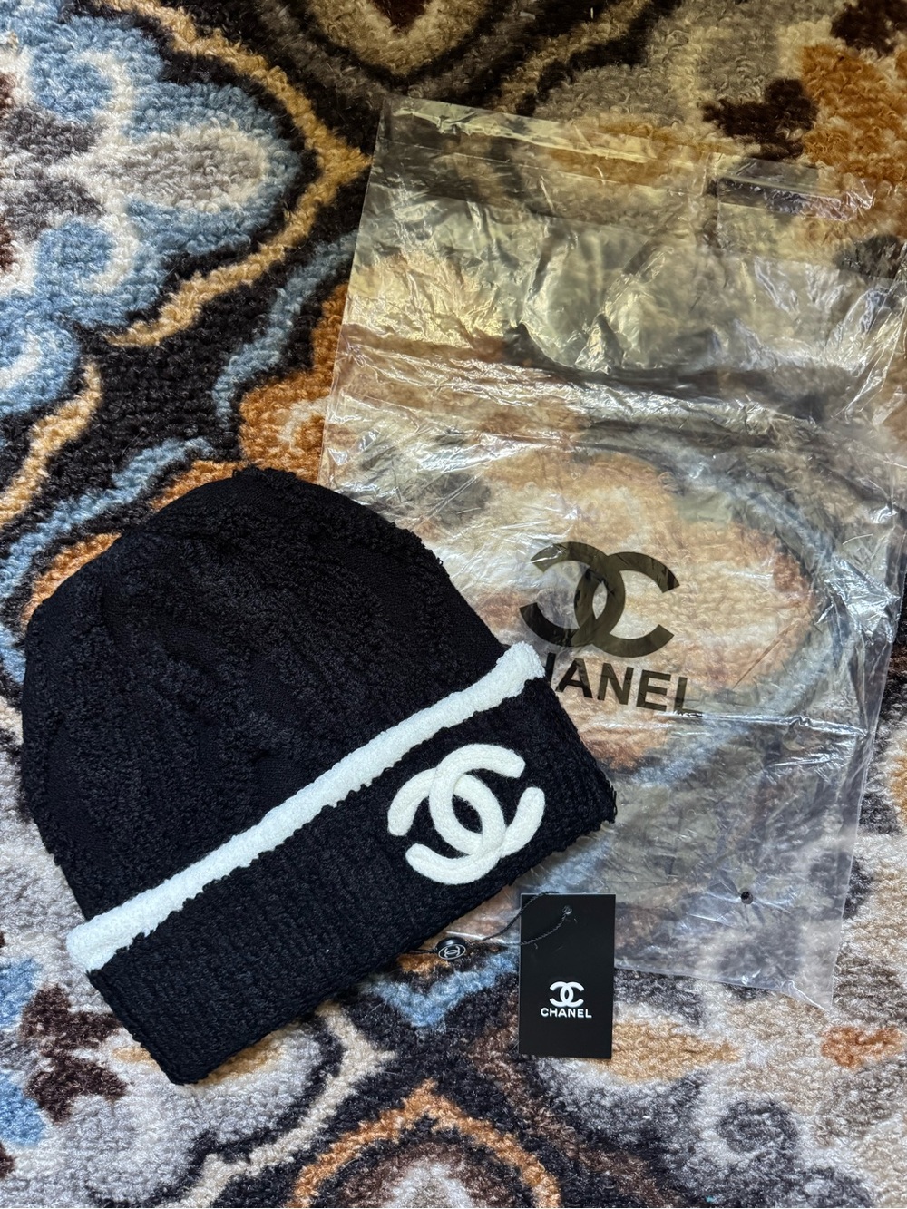 CHANEL Black and White CC
Logo Knit Beanie